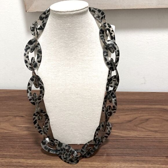 Kenneth Jay Lane Signed Leopard Print Lucite Large Link 30 in. Necklace. - Picture 3 of 5